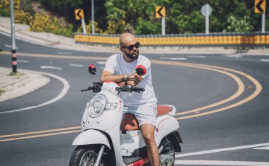 Motosikletli şık bir genç adam..