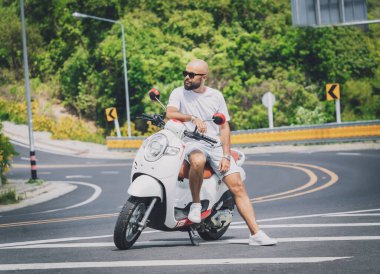 Motosikletli şık bir genç adam..