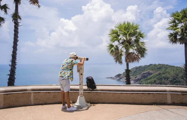 Gözlem noktasında duran dürbünden izleyen bir adam..