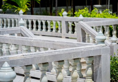 Antika mermer sütunlar kaledeki korkulukları tutar..