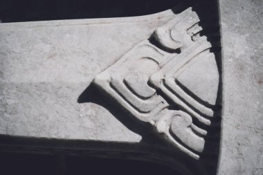 Eski taşlaşmış duvarın arka planı ve dokusu.