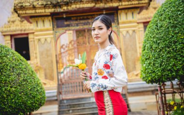 Büyük Budist tapınağındaki güzel Asyalı kız geleneksel kostüm giymiş..