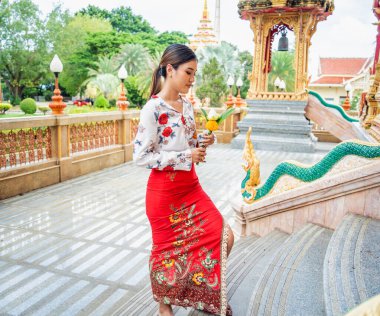 Büyük Budist tapınağındaki güzel Asyalı kız geleneksel kostüm giymiş..