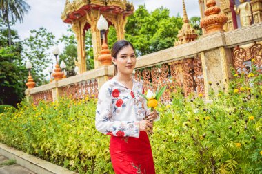 Büyük Budist tapınağındaki güzel Asyalı kız geleneksel kostüm giymiş..