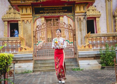 Büyük Budist tapınağındaki güzel Asyalı kız geleneksel kostüm giymiş..