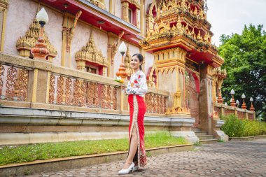 Büyük Budist tapınağındaki güzel Asyalı kız geleneksel kostüm giymiş..