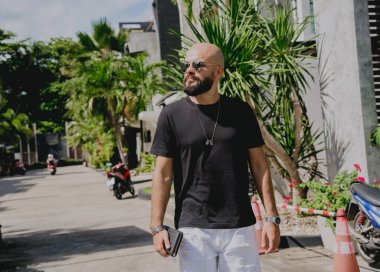 Genç işadamı garajı ve arabasıyla modern evinden çıkıyor..