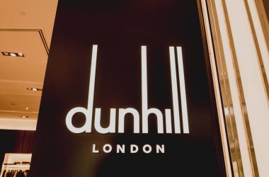 PHUKET, THAILAND - 29 Mayıs 2022: Alışveriş merkezinin vitrininde Dunhill marka perakende satış mağazası logosu.