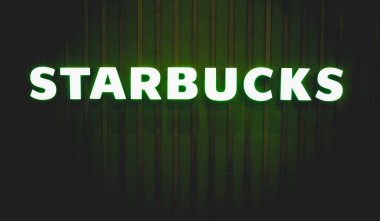 PHUKET, THAILAND - 29 MAYIS 2022: Starbucks Kahve Dükkanı logosu alışveriş merkezinin vitrininde.