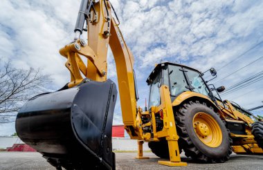 PHUKET, TAHAILAND - HAZİRAN 05, 2022: Caterpillar ağır iş ekipmanları sergi alanında.