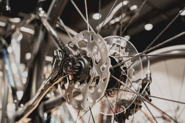 Yeni vites ve dağ bisikleti zincirlerinin fotoğrafı..