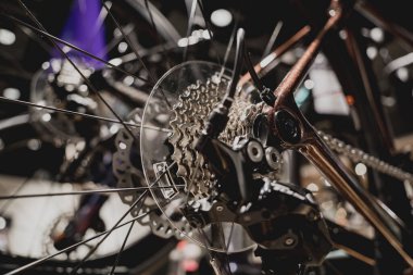 Yeni vites ve dağ bisikleti zincirlerinin fotoğrafı..