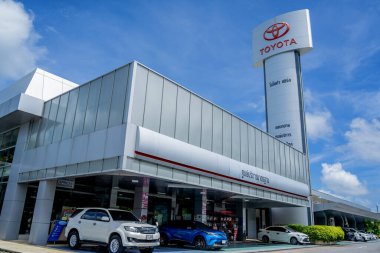 PHUKET, THAILAND - HAZİRAN 05, 2022: Mavi gökyüzüne karşı Toyota Motorları logosu.