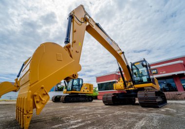 PHUKET, TAHAILAND - HAZİRAN 05, 2022: Caterpillar ağır iş ekipmanları sergi alanında.