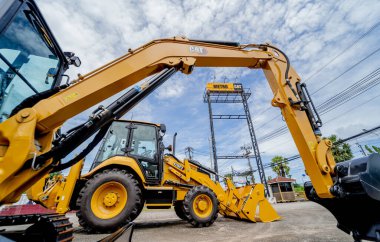 PHUKET, TAHAILAND - HAZİRAN 05, 2022: Caterpillar ağır iş ekipmanları sergi alanında.