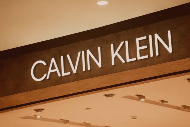 PHUKET, THAILAND - 29 Mayıs 2022: Calvin Klein, alışveriş merkezinin vitrinindeki mağaza logosu.