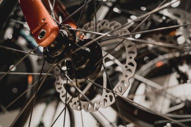 Yeni vites ve dağ bisikleti zincirlerinin fotoğrafı..