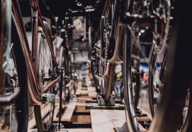 Yeni vites ve dağ bisikleti zincirlerinin fotoğrafı..