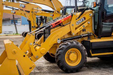 PHUKET, TAHAILAND - HAZİRAN 05, 2022: Caterpillar ağır iş ekipmanları sergi alanında.