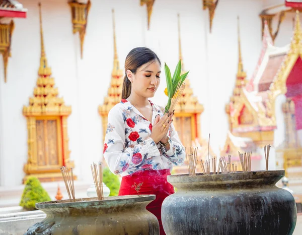 Hermosa Chica Asiática Gran Templo Budista Vestida Con Traje Tradicional — Foto de Stock