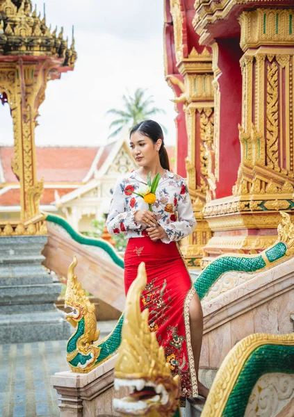 Büyük Budist tapınağındaki güzel Asyalı kız geleneksel kostüm giymiş..
