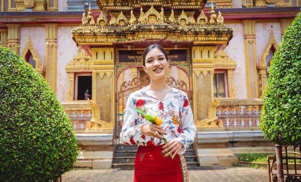 Schönes Asiatisches Mädchen Großen Buddhistischen Tempel Traditioneller Kleidung — Stockfoto