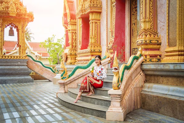 Belle Fille Asiatique Grand Temple Bouddhiste Habillé Costume Traditionnel — Photo