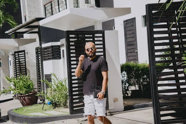 Joven Hombre Negocios Saliendo Casa Moderna Con Garaje Coche —  Fotos de Stock