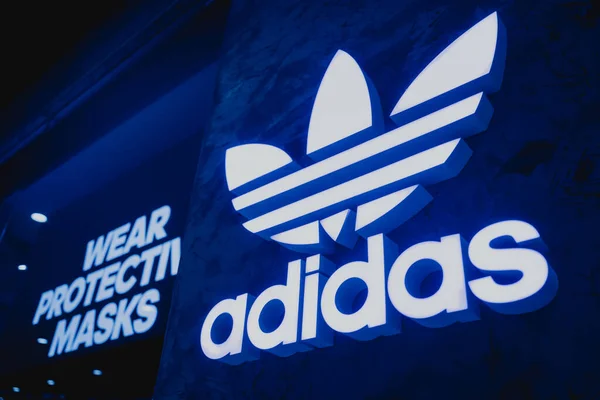 Phuket Thailand Μαΐου 2022 Σήμανση Λογότυπου Καταστήματος Μάρκας Adidas Στην — Φωτογραφία Αρχείου