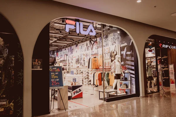 Phuket Thailand 2022年5月29日 Fila Curl品牌零售店标志牌在购物中心的店面上 — 图库照片