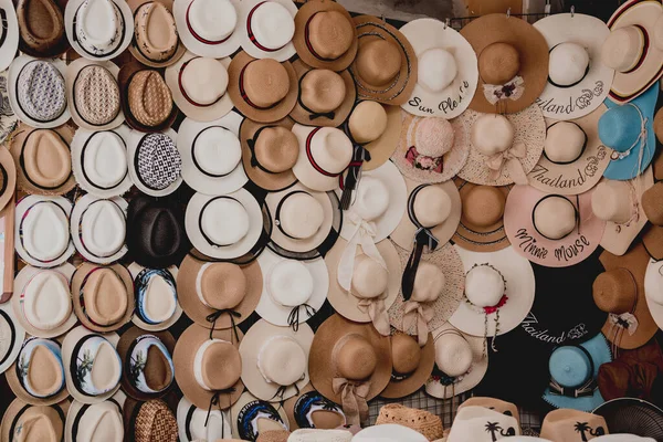 화려하고 모자들이 줄줄이 늘어서 상점에 — 스톡 사진