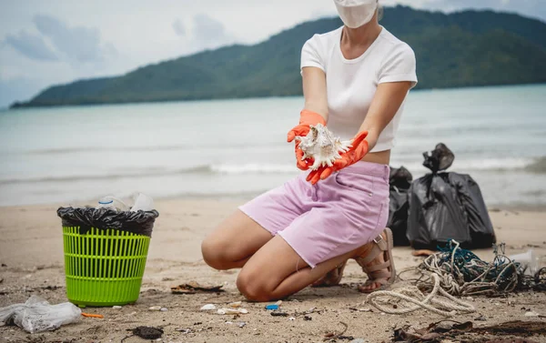 Female Ecologist Volunteer Cleans Beach Seashore Plastic Other Waste — Stockfoto