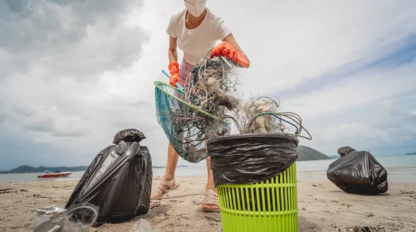 Female Ecologist Volunteer Cleans Beach Seashore Plastic Other Waste — Stockfoto