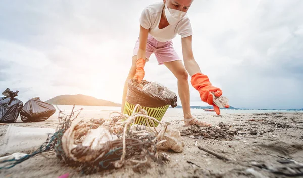 Μια Εθελόντρια Οικολόγος Καθαρίζει Την Παραλία Στην Ακτή Από Πλαστικά — Φωτογραφία Αρχείου