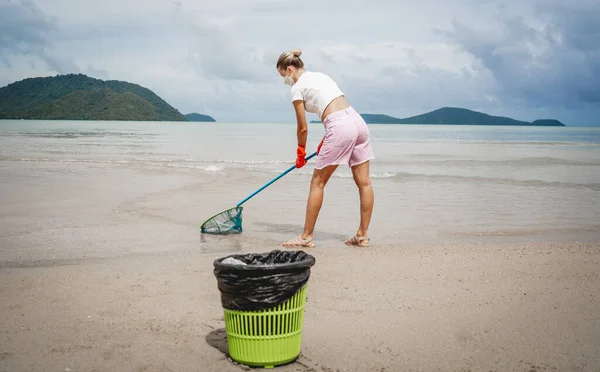 Kadın Bir Çevre Bilimci Plastikten Diğer Atıklardan Sahil Kenarını Temizliyor — Stok fotoğraf