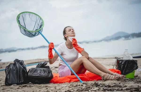 Волонтерка Еколог Відпочиває Після Прибирання Пляжу Березі Моря Пластику Інших — стокове фото