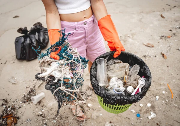 Female Ecologist Volunteer Cleans Beach Seashore Plastic Other Waste — Stockfoto