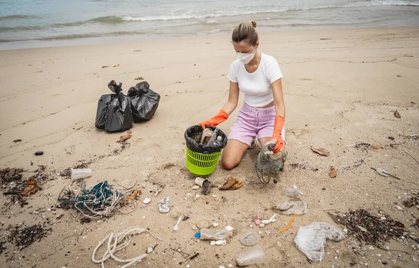 Una Voluntaria Ecologista Limpia Playa Orilla Del Mar Plástico Otros —  Fotos de Stock