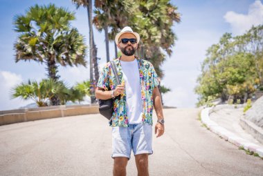 Yaz tatilindeki genç gezgin. Güzel dağları ve arka planda deniz manzaraları var..