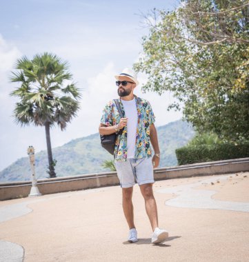 Yaz tatilindeki genç gezgin. Güzel dağları ve arka planda deniz manzaraları var..