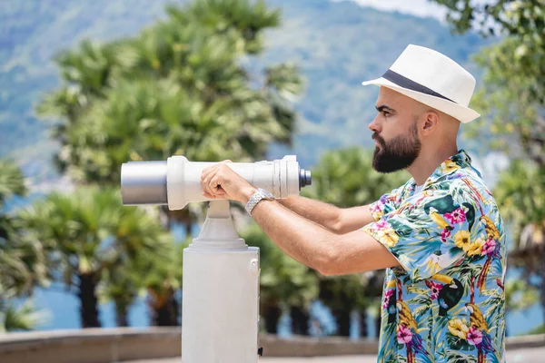 Homem Observando Através Binóculos Telescópio Ponto Observação — Fotografia de Stock