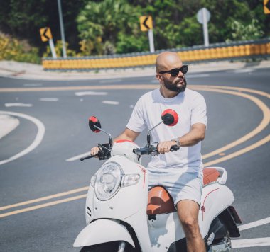 Motosikletli şık bir genç adam..