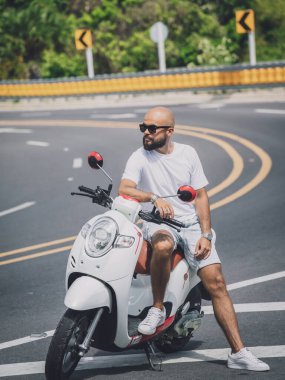 Motosikletli şık bir genç adam..