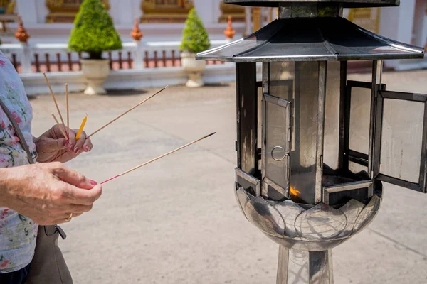 Τελετουργία Της Καύσης Θυμίαμα Μπαστούνια Στο Μεγάλο Ναό Της Ταϊλάνδης — Φωτογραφία Αρχείου