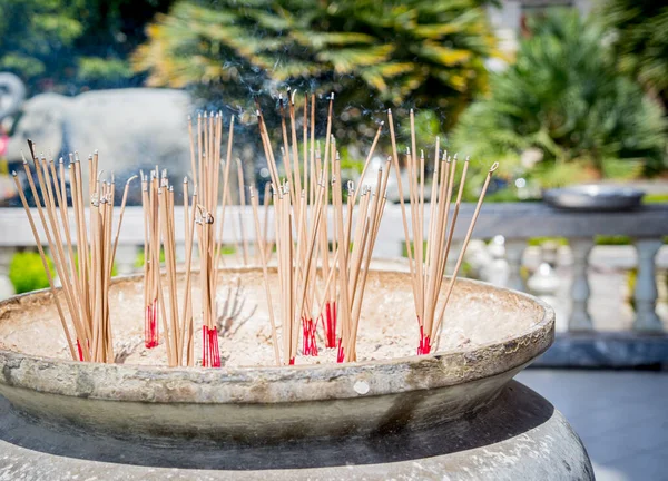 Ritueel Van Brandende Wierookstokjes Grote Thaise Tempel — Stockfoto