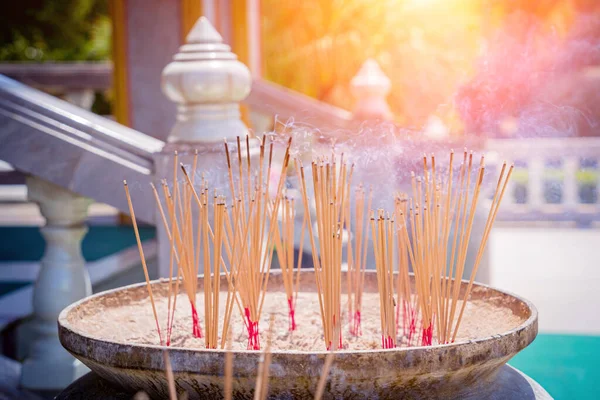 Rituel Brûler Des Bâtons Encens Grand Temple Thaïlandais — Photo