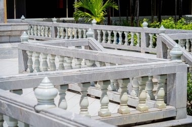 Antika mermer sütunlar kaledeki korkulukları tutar..