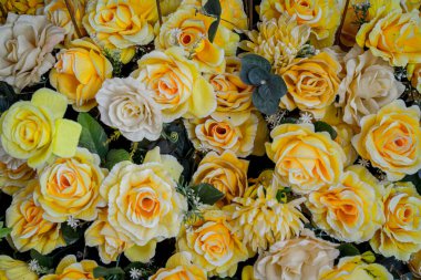 Büyük bir buket çiçek Vazonun içinde Gri bir duvar arkasında.