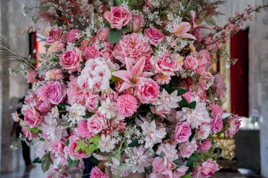 Büyük bir buket çiçek Vazonun içinde Gri bir duvar arkasında.