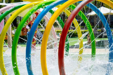 Renkli bir arkaplanda su damlaları ve damlalar.